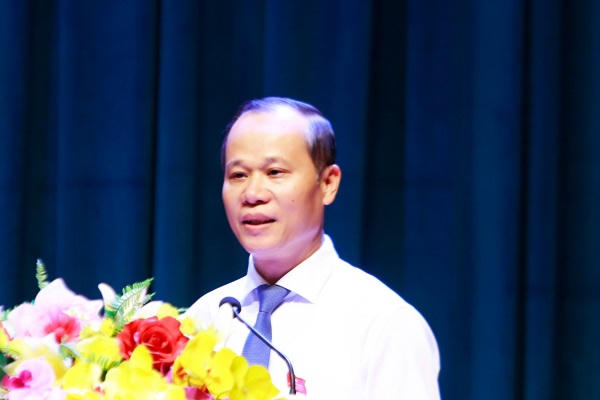 Ông Mai Sơn, Phó Chủ tịch Thường trực UBND tỉnh Bắc Ninh trình bày Tờ trình thông qua Đề án công nhận tỉnh Bắc Ninh đạt tiêu chí đô thị loại I.