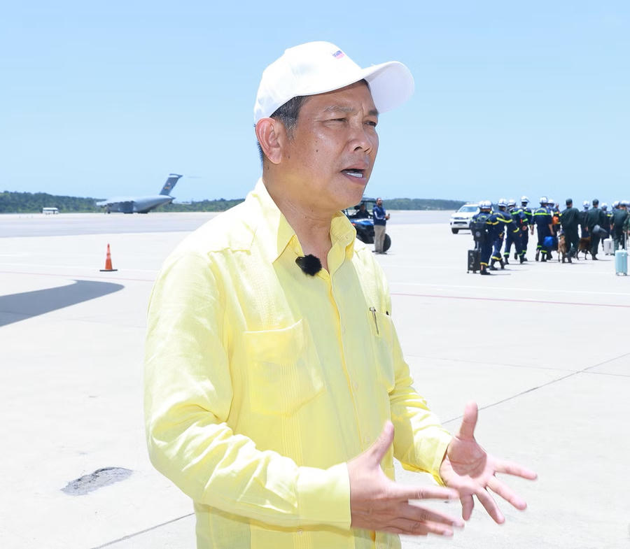 Đại sứ Vũ Trung Mỹ bày tỏ xúc động và tự hào được đón Đoàn tại sân bay quốc tế Simon Bolivar.