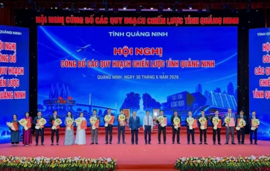Quảng Ninh trao quyết định đầu tư cho các doanh nghiệp tại hội nghị.