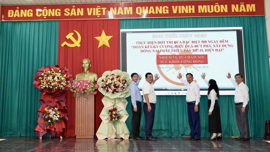 UBND phường Hàng Gòn, TP Đồng Nai tổ chức lễ ra mắt Đội chăm sóc sức khỏe cộng đồng và triển khai chương trình khám sức khỏe miễn phí cho người dân.