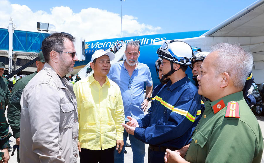 Đón đoàn tại sân bay là Ngoại trưởng Venezuela Yván Gil Pinto và Đại sứ Việt Nam tại Venezuela Vũ Trung Mỹ.