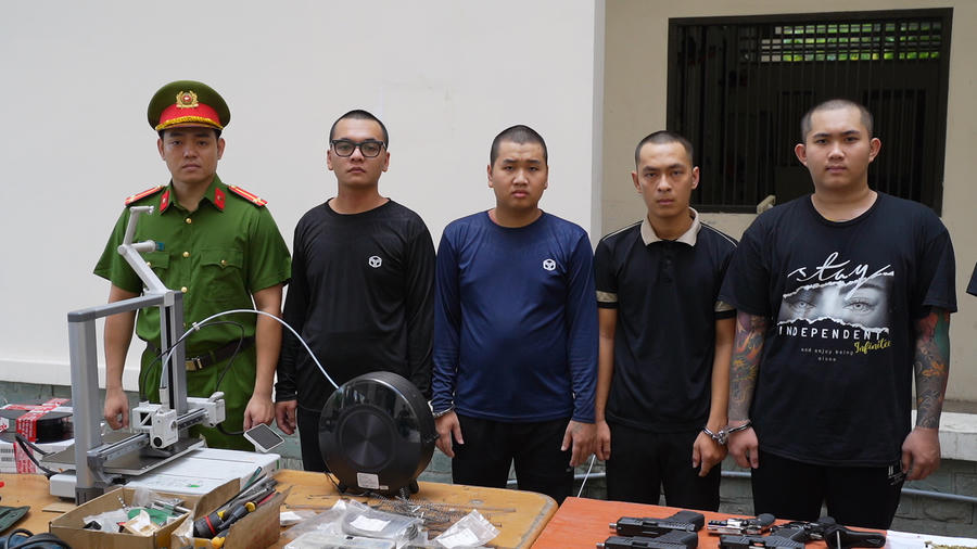 Các đối tượng cùng tang vật thu giữ.