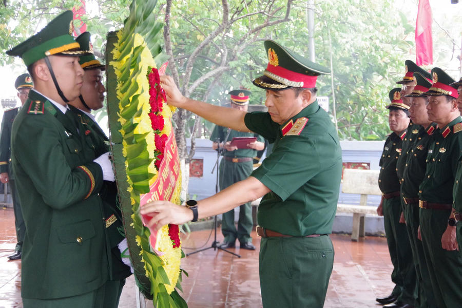 Thượng tướng Phùng Sĩ Tấn, Phó Tổng Tham mưu trưởng Quân đội nhân dân Việt Nam dâng hoa tưởng niệm các Anh hùng liệt sĩ tại Đền thờ 468, xã Thanh Thủy, tỉnh Tuyên Quang.