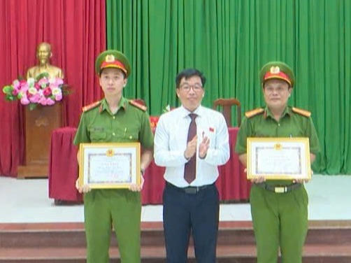 Lãnh đạo UBND xã An Phước tặng bằng khen những thành tích nổi bật của tập thể và các cán bộ, chiến sĩ trực tiếp tham gia phá án.
