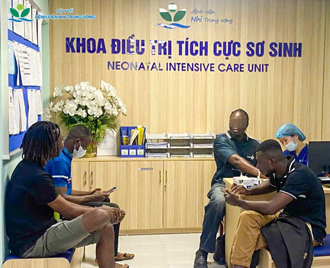 Sau khi xác định 2 người châu Phi với nhóm máu phù hợp, các bác sĩ tiến hành lấy mẫu xử lý và chuẩn bị các bước truyền máu theo đúng quy trình cho bệnh nhi.