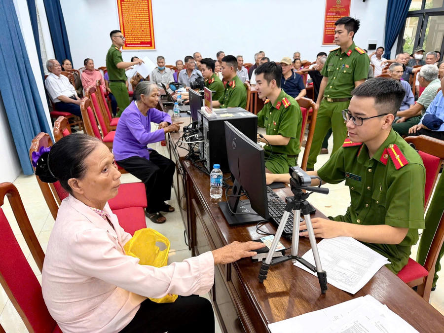 Cán bộ, chiến sĩ Công an hướng dẫn công dân cung cấp thông tin, thực hiện thủ tục lấy mẫu ADN.