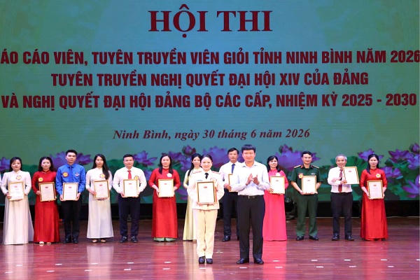 Ông Trần Huy Tuấn, Ủy viên Trung ương Đảng, Bí thư Tỉnh uỷ trao giải Nhất cho thí sinh Lương Thị Trang thuộc Đảng bộ Công an tỉnh.