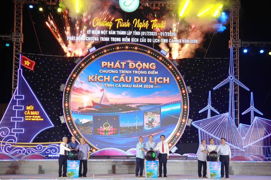Lãnh đạo tỉnh Cà Mau và đại biểu thực hiện nghi thức phát động Chương trình trọng điểm kích cầu du lịch tỉnh Cà Mau năm 2026.