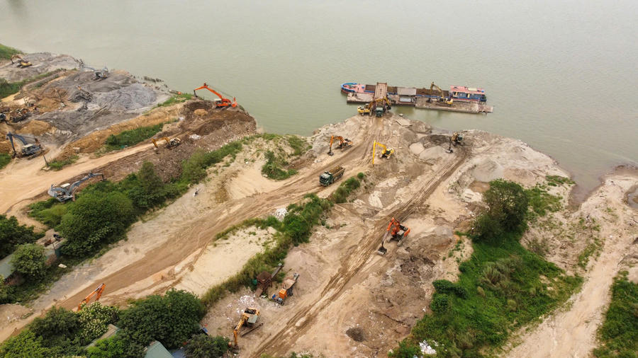 Hà Nội yêu cầu tập trung xử lý bến bãi, trạm trộn bê tông,...trong phạm vi bảo vệ đê điều.