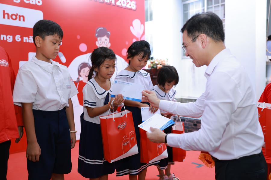 Trao 10 suất học bổng cho học sinh có hoàn cảnh khó khăn, 10 phần quà cho các gia đình chính sách, gia đình khó khăn tại địa phương