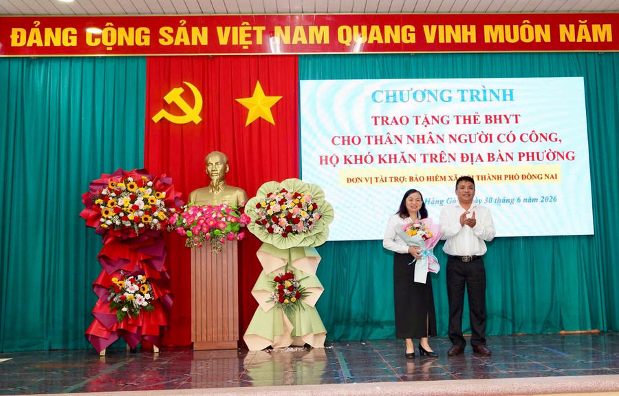 UBND phường Hàng Gòn, TP Đồng Nai tổ chức lễ ra mắt Đội chăm sóc sức khỏe cộng đồng và triển khai chương trình khám sức khỏe miễn phí cho người dân.