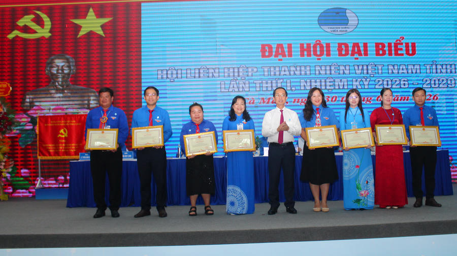 Ông Hồ Thanh Thủy trao tặng Bằng khen cho tập thể, cá nhân có thành tích xuất sắc trong công tác Hội và phong trào thanh niên giai đoạn 2024 – 2026.