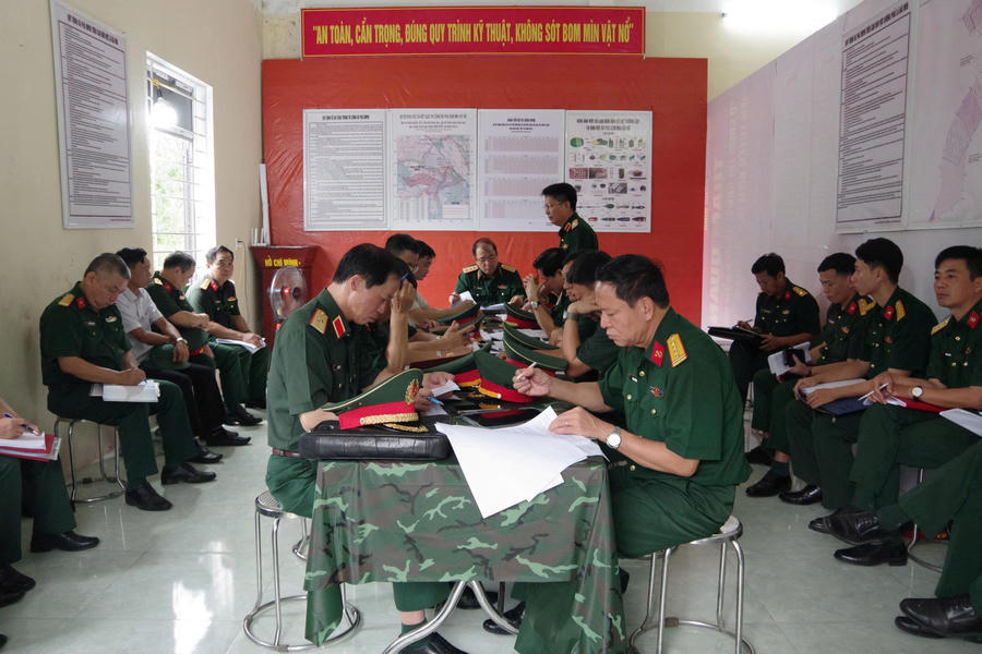 Thượng tướng Phùng Sĩ Tấn, Phó Tổng Tham mưu trưởng Quân đội nhân dân Việt Nam chủ trì hội nghị nghe Bộ Chỉ huy Quân sự tỉnh Tuyên Quang báo cáo kết quả thực hiện Dự án rà phá bom mìn, vật nổ và nhiệm vụ tìm kiếm, quy tập hài cốt liệt sĩ năm 2026.