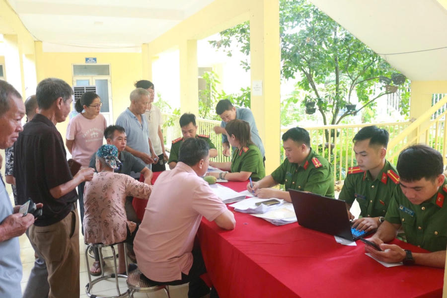 Công an xã Hòa Lạc hướng dẫn thân nhân liệt sĩ kê khai thông tin cá nhân.