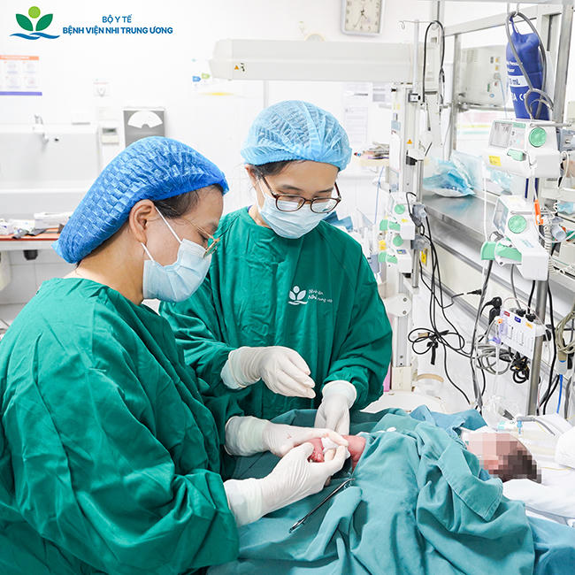 Bé trai 1 ngày tuổi người Ghana phải đối mặt với tình trạng vàng da tan máu nặng.