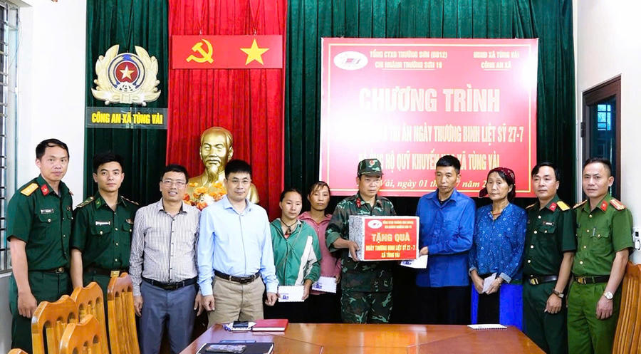 Chi nhánh Trường Sơn 19, Tổng Công ty Xây dựng Trường Sơn (Binh đoàn 12) tặng quà các gia đình Thương binh - Liệt sĩ tại xã Tùng Vài. Ảnh: Hoàng Chính
