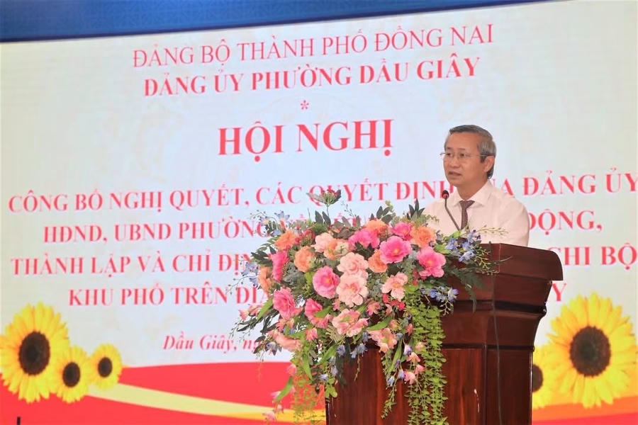 Ông Cao Tiến Sỹ, Thành ủy viên, Bí thư Đảng ủy, Chủ tịch HĐND phường Dầu Giây phát biểu tại hội nghị.