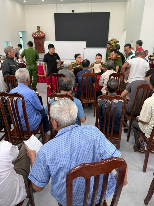 Cán bộ, chiến sĩ Công an xã Phúc Sơn hướng dẫn công dân cung cấp thông tin, thực hiện thủ tục lấy mẫu ADN.
