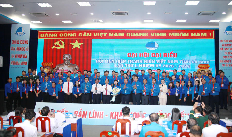 Lãnh đạo tỉnh, nguyên lãnh đạo tỉnh Cà Mau và lãnh đạo Trung ương Hội Liên hiệp Thanh niên Việt Nam chụp ảnh lưu niệm cùng Ủy ban Hội Liên hiệp Thanh niên Việt Nam tỉnh Cà Mau khóa I, nhiệm kỳ 2026 – 2029 (tân Chủ tịch Hội Liên hiệp thanh niên Việt Nam tỉnh Cà Mau cầm hoa).