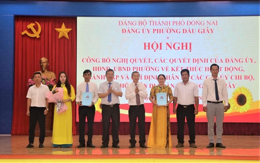Trao quyết định cho Trưởng các khu phố trên địa bàn.