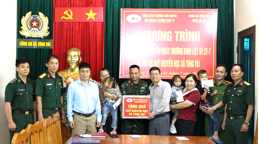 Đơn vị trao quỹ khuyến học hỗ trợ học sinh có hoàn cảnh khó khăn, vươn lên trong học tập tại xã Tùng Vài. Ảnh: Hoàng Chính