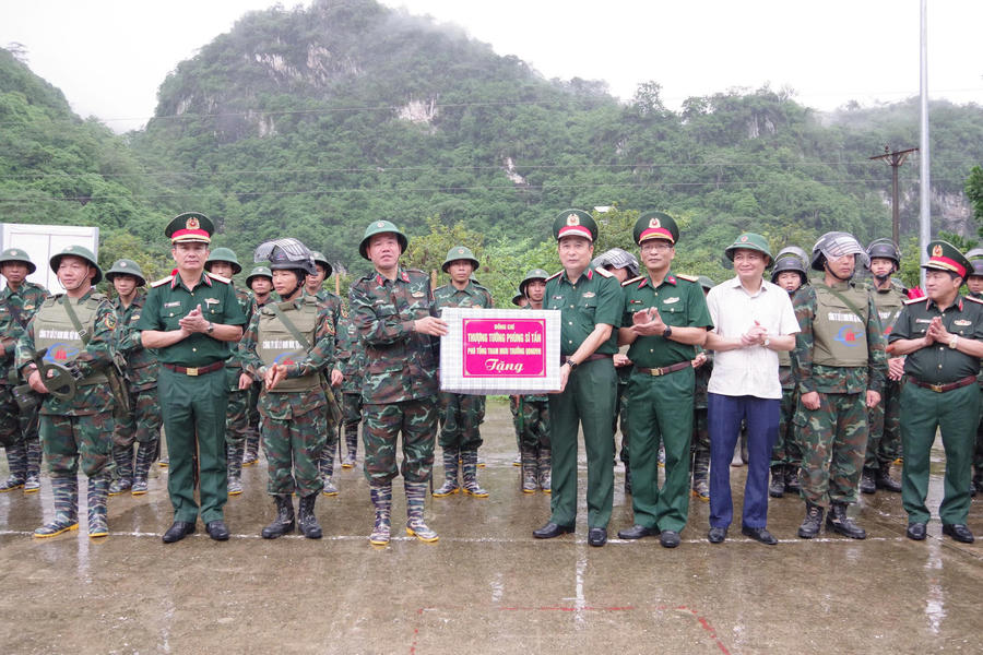 Thăm, tặng quà đội rà phá bom mìn.