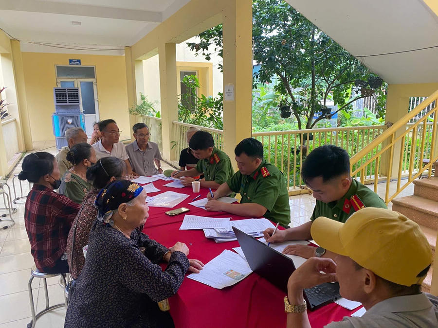 Công an xã Phú Cát hướng dẫn thân nhân liệt sĩ kê khai thông tin phục vụ thu nhận mẫu ADN.