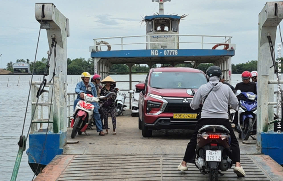 Bến phà Thuỷ Liểu, xã Vĩnh Hoà hoạt động thường xuyên để giúp bà con địa phương vận chuyển hàng hoá thông suốt hơn.