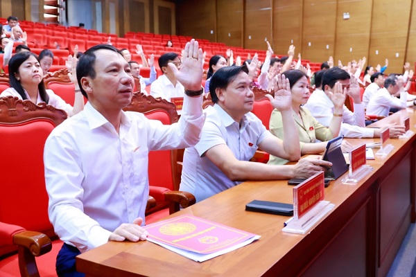 Các đại biểu HĐND tỉnh Bắc Ninh biểu quyết thông qua nghị quyết.