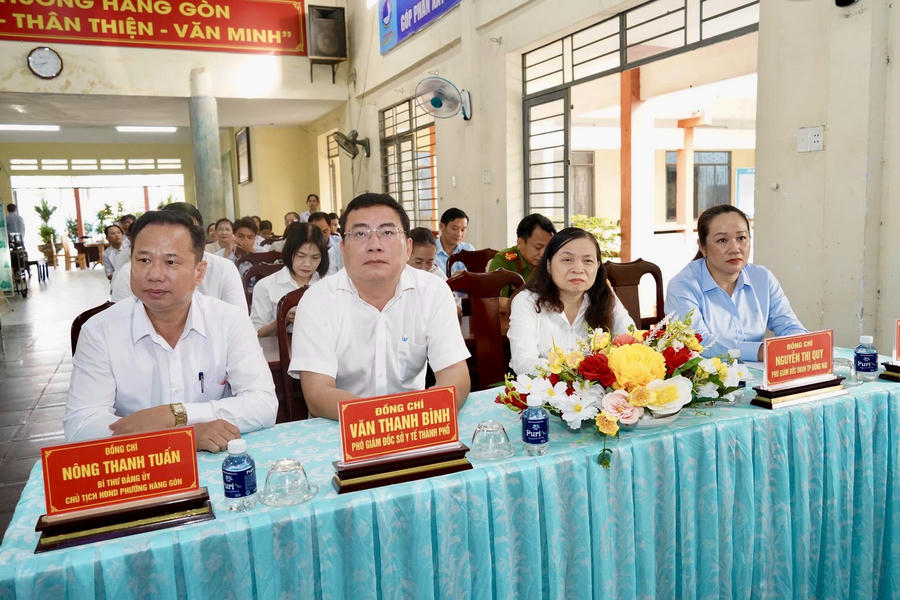 Đại biểu tham dự chương trình.