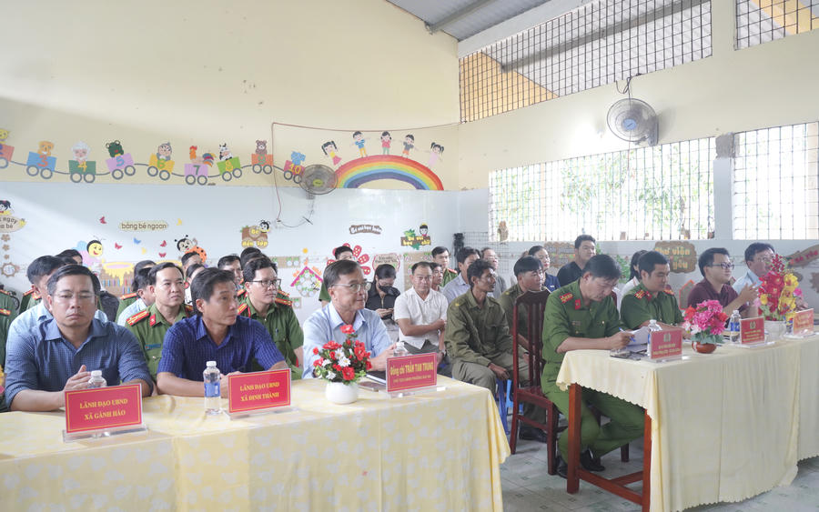 Đại biểu tham dự lễ khởi công xây dựng 46 căn nhà tình nghĩa và đầu tư cải tạo 4 điểm trường trên địa bàn tỉnh Cà Mau.