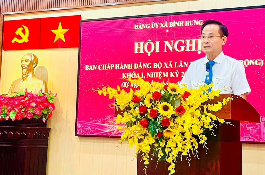 Ông Phạm Văn Lũy, Bí thư Đảng ủy, Chủ tịch HĐND xã Bình Hưng phát biểu tại hội nghị.