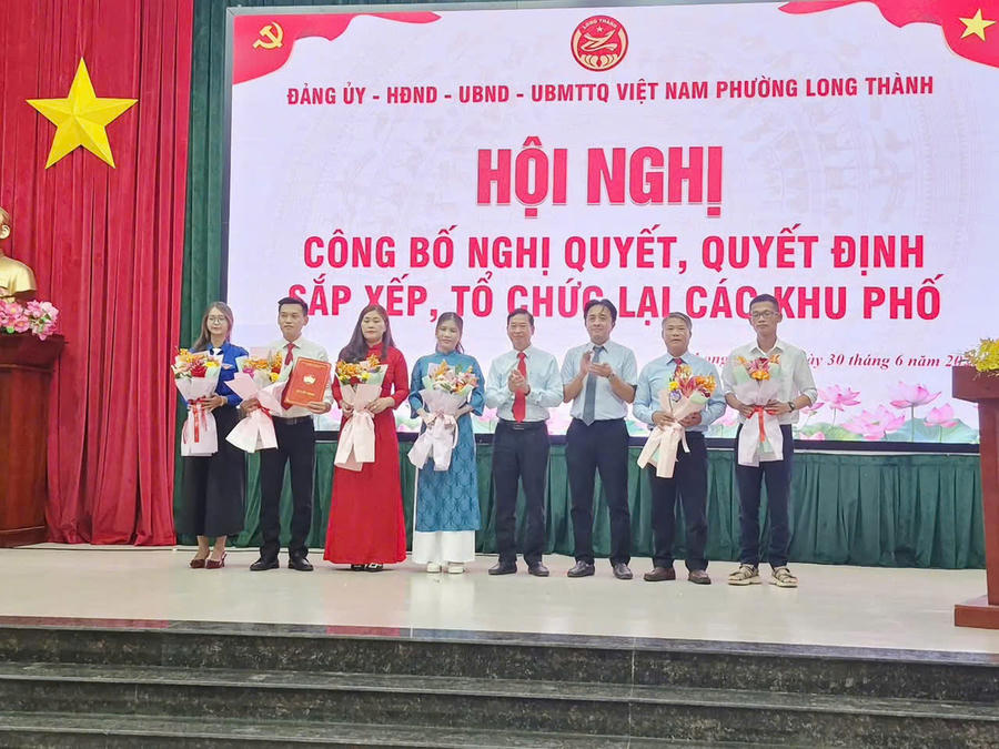 Lãnh đạo phường Long Thành đã công bố và trao các quyết định về kiện toàn tổ chức bộ máy tại 9 khu phố.