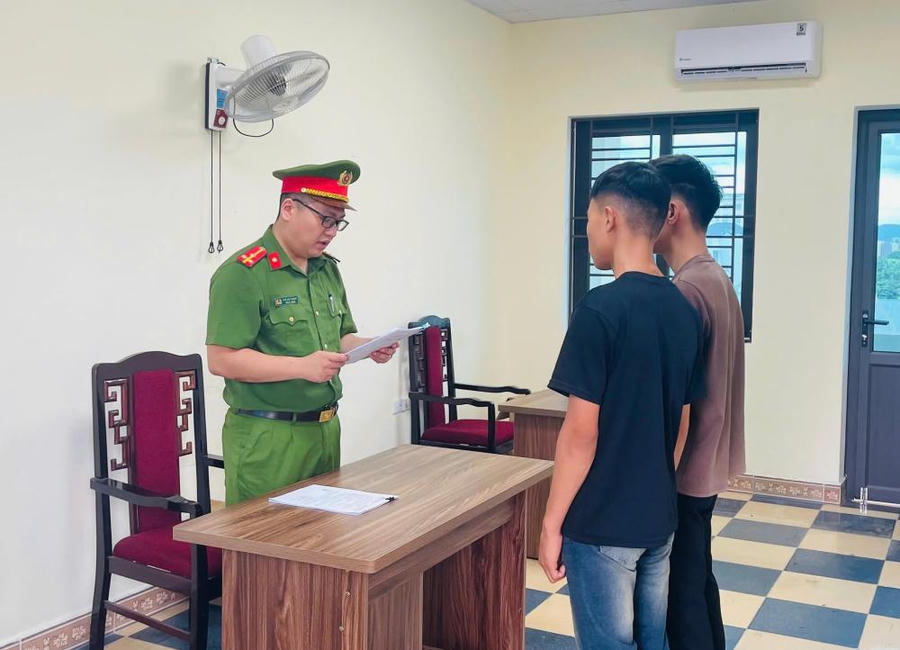 Tống đạt&nbsp;quyết định khởi tố bị can đối với các đối tượng - Ảnh Công an Hà Tĩnh.
