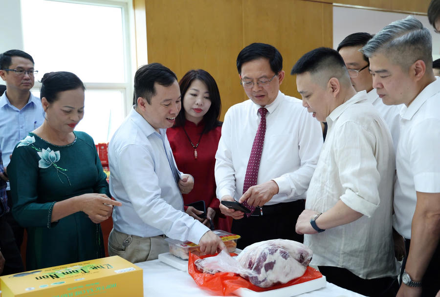 Phó Thủ tướng Hồ Quốc Dũng thăm các gian hàng trưng bày sản phẩm.