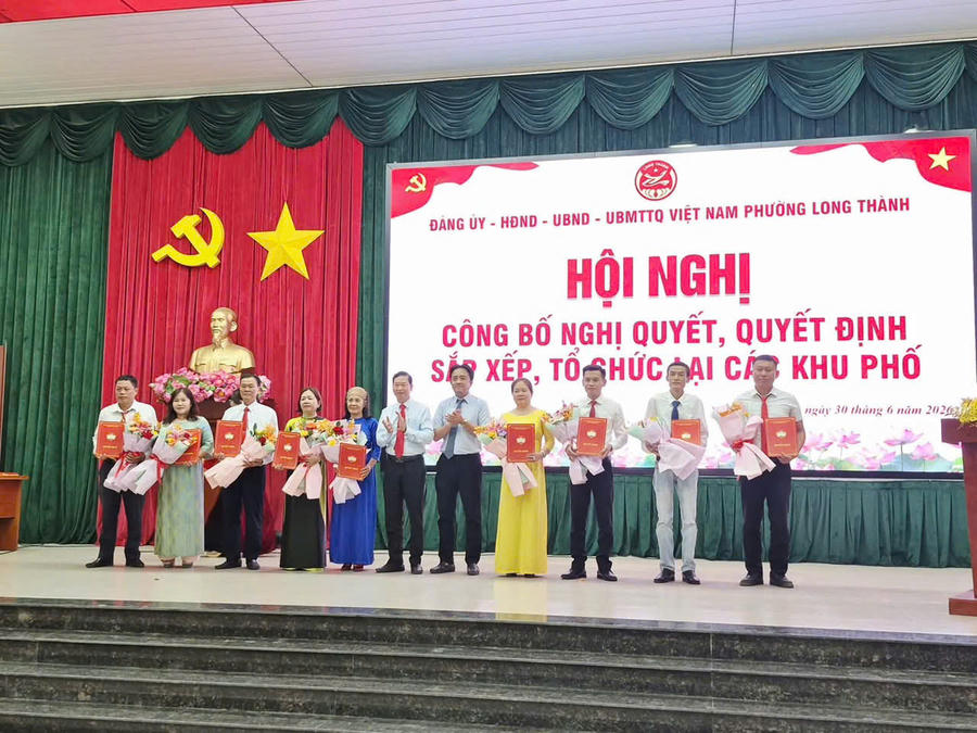 Lãnh đạo phường Long Thành đã công bố và trao các quyết định về kiện toàn tổ chức bộ máy tại 9 khu phố.
