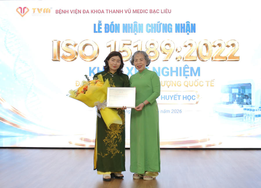 PGS.TS. Nguyễn Thị Khánh Trâm (bên phải), trao Chứng nhận ISO 15189:2022 cho Khoa Xét nghiệm (Bệnh viện Đa khoa Thanh Vũ Medic Bạc Liêu).