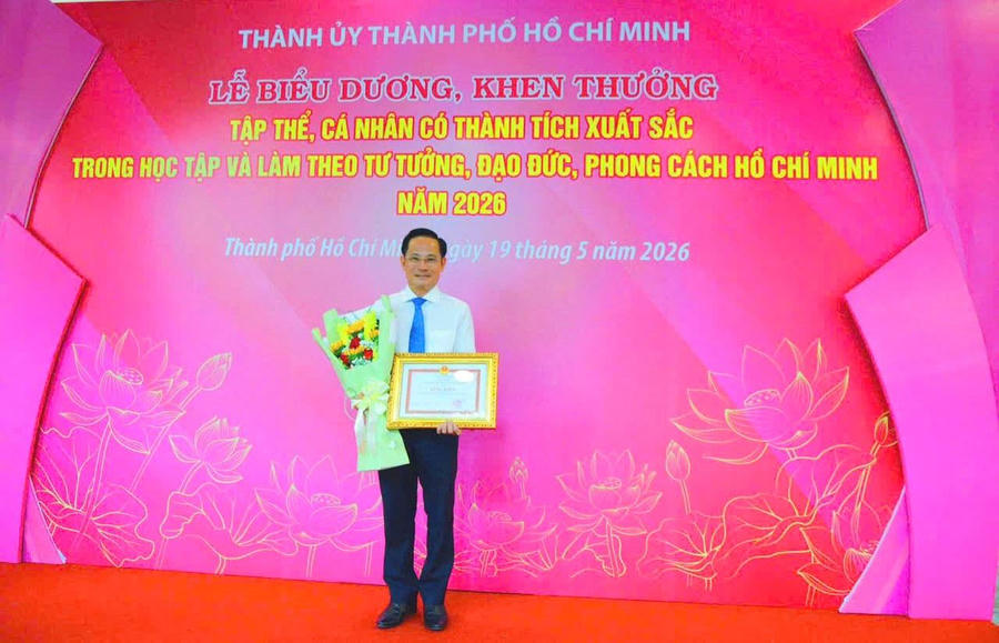 Đảng bộ xã Bình Hưng và đồng chí Phạm Văn Lũy, Bí thư Đảng ủy xã Bình Hưng vinh dự được UBND TP.HCM tặng Bằng khen trong thực hiện học tập và làm theo tư tưởng, đạo đức, phong cách Hồ Chí Minh.