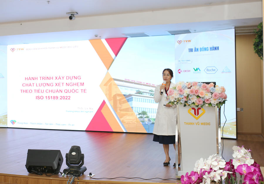 ThS. Lê Na - Trưởng khoa Xét nghiệm (Bệnh viện Đa khoa Thanh Vũ Medic Bạc Liêu), trình bày báo cáo chuyên môn tại lễ công bố.