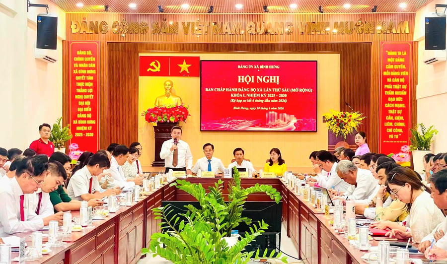 Ông Biện Ngọc Toàn, Phó Bí thư Đảng ủy, Chủ tịch UBND xã Bình Hưng phát biểu tại hội nghị.
