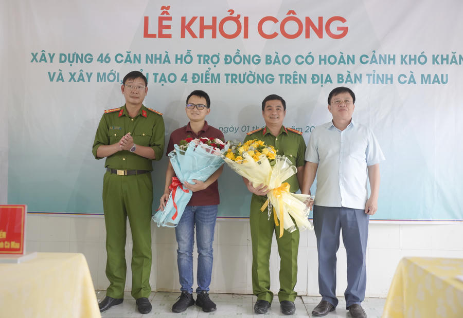 Đại diện Công an tỉnh Cà Mau và Sở Giáo dục và Đào tạo tỉnh trao hoa tri ân Văn phòng Cơ quan Cảnh sát điều tra Bộ Công an và Quỹ Kiến tạo Ước mơ - Công ty Cổ phần Tập đoàn VNG.