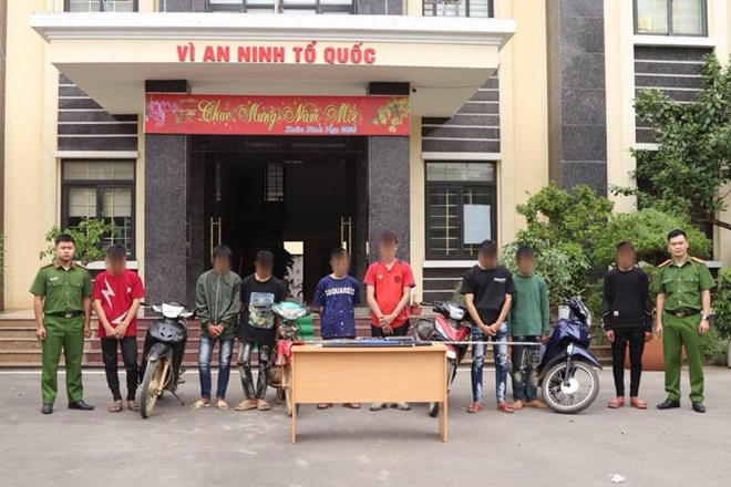 Các thanh thiếu niên ở Sơn La mang hung khí, lạng lách, nẹt pô, gây rối trật tự công cộng tại cơ quan Công an. Ảnh: Công an tỉnh Sơn La