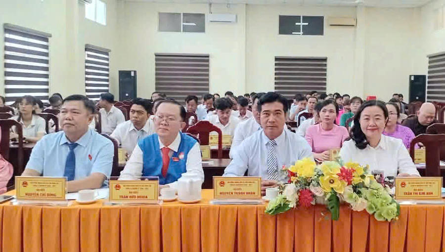 Các đại biểu đã nghe Thường trực HĐND, UBND xã trình bày nhiều báo cáo, tờ trình quan trọng tại kỳ họp.