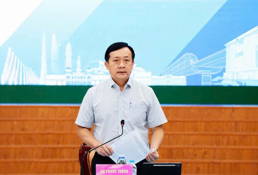 Thành ủy viên, Bí thư Đảng ủy, Chủ tịch HĐND xã Tân Nhựt, ông Hà Phước Thắng phát biểu chỉ đạo tại hội nghị.