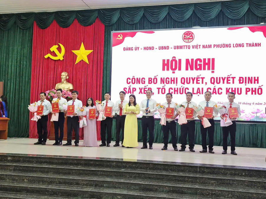 Lãnh đạo phường Long Thành đã công bố và trao các quyết định về kiện toàn tổ chức bộ máy tại 9 khu phố.