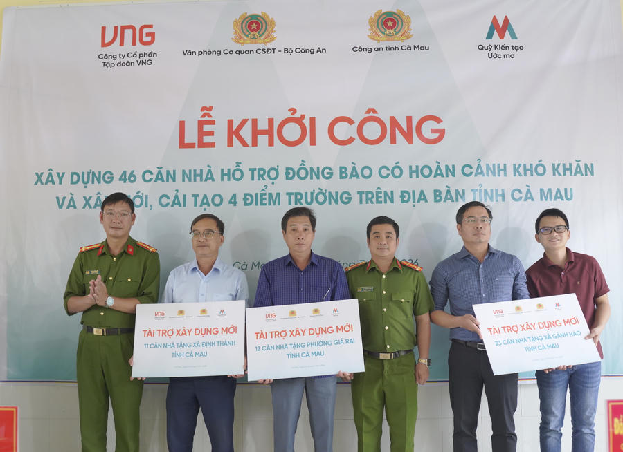 Đại tá Phan Bửu Kiếm và Trung tá Tạ Lương Trung cùng đại diện đơn vị tài trợ trao bảng tượng trưng kinh phí xây dựng 46 căn nhà tình nghĩa cho đại diện lãnh đạo phường Giá Rai, xã Định Thành và xã Gành Hào.