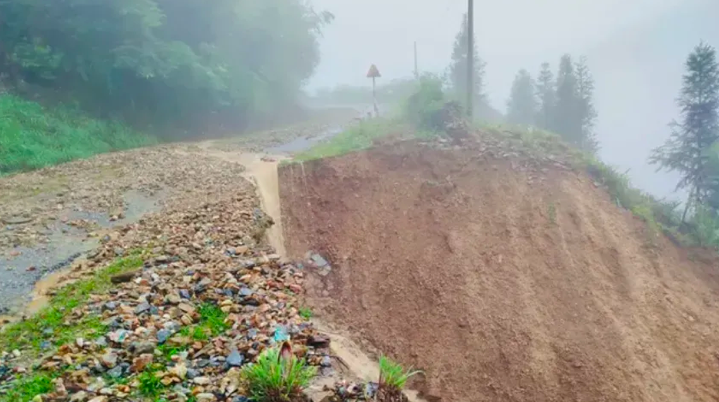 Mưa rất to tiếp diễn, Tuyên Quang yêu cầu sẵn sàng sơ tán dân vùng nguy hiểm.