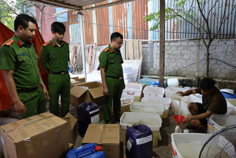 Xưởng sản xuất sữa tắm giả, dầu gội giả tại phường Thành Nam, tỉnh Ninh Bình. Ảnh: Công an Ninh Bình.