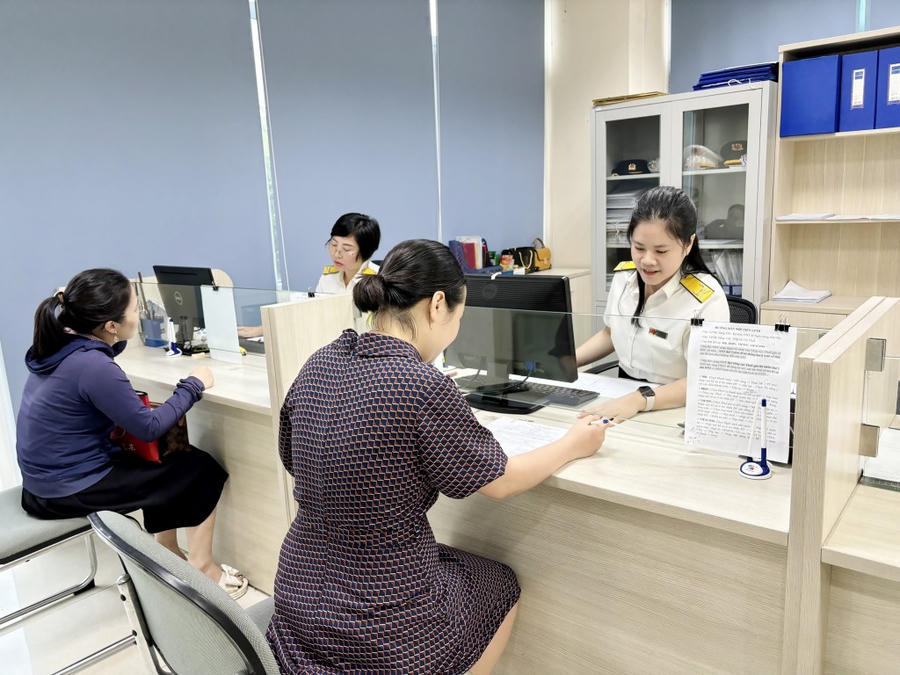 Cán bộ Thuế tỉnh Quảng Ninh hướng dẫn người nộp thuế thực hiện thủ tục hành chính. Cán bộ Thuế tỉnh Quảng Ninh hướng dẫn người nộp thuế thực hiện thủ tục hành chính.