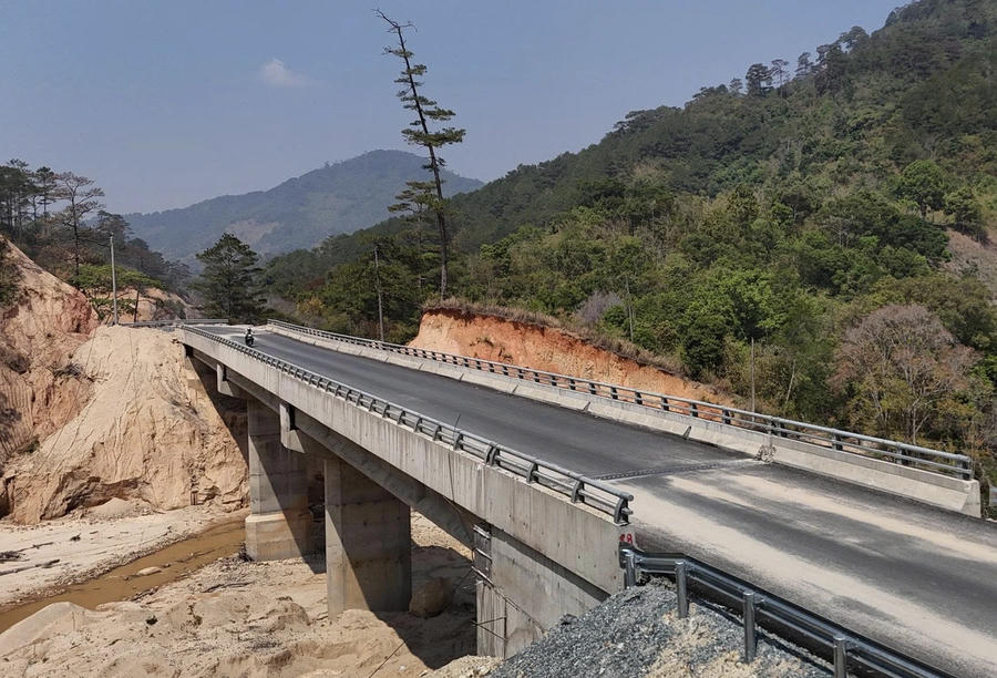 Một trong 3 cây cầu trên tuyến ĐT722. Ảnh: Thu Trang.